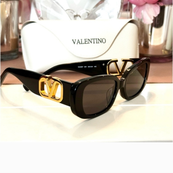 Valentino Sunglasses, New with case. - Picture 5 of 5